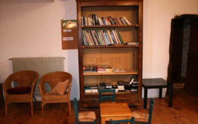 La bibliothèque au Hameau de La Gabertie avec ses jeux de société