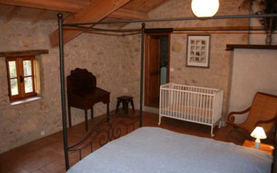 Grande chambre double avec lit à baldaquin en rez-de-chaussée