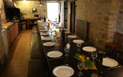 Table dressée dans la cuisine du Hameau du Manoir de La Gabertie