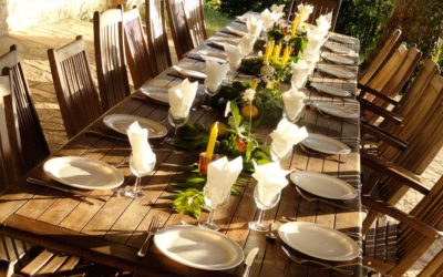 Table dressée sur la terrasse du Hameau du Manoir de La Gabertie