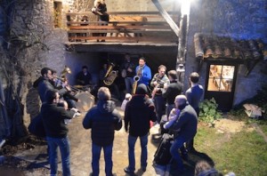 La fanfare des Lous Papalounes en action au grand Gîte de la Gabertie