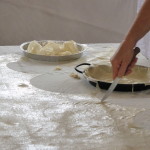 Découper les chapeaux de pâte - Grand Gite