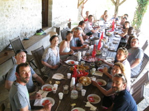 Un repas convivial autour de la grande table de La Gabertie